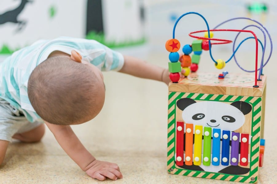 petite enfance bébé jouer apprendre se développer
