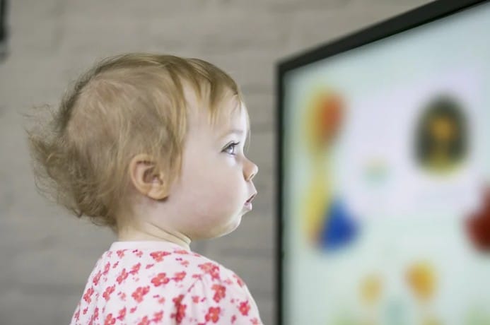 exposition impacts négatifs des écrans développement petite enfance enfant bébé